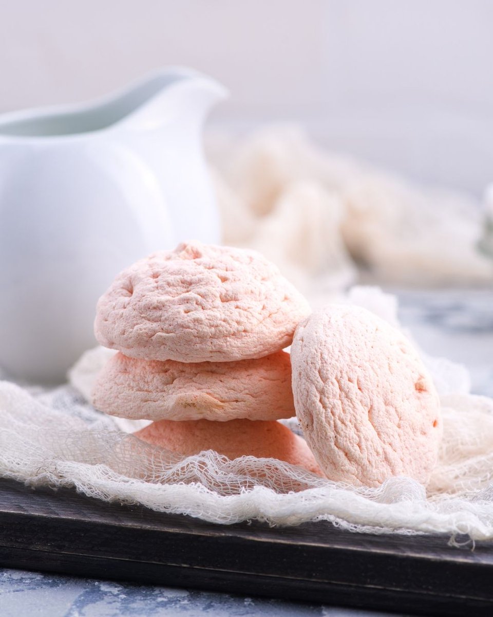 onceuponapesto's tweet photo. Learn about zefir: a common marshmallow-like confectionery made in Russia. Zefir got its name from the Greek god of the light west wind Zephyr because of its light and airy consistency. 💨 #MarshmallowRecipe #HomemadeMarshmallows #RussianRecipes #GlobalFood https://t.co/cIRecGbFwy
