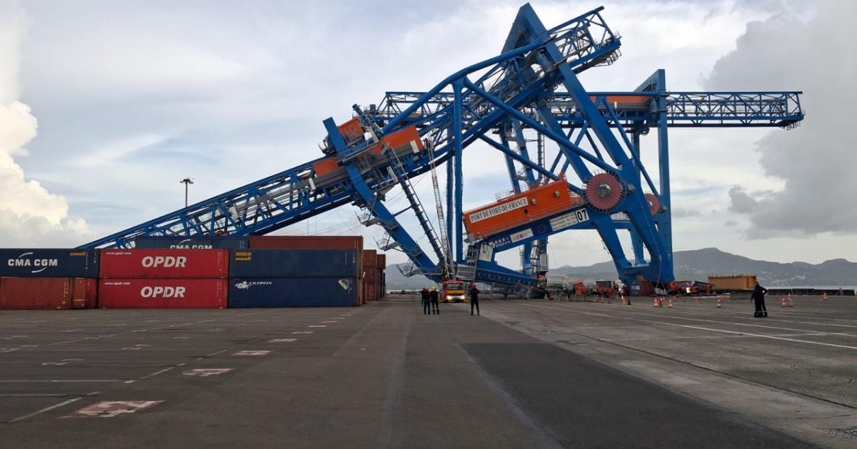 WorldCargoNews's tweet image. ⚫ VIDEO 🔴 Low-profile crane collapses in #Martinique port: tinyurl.com/42euf7s6 
#CraneCollapse #MaritimeAccident #Ports #PortNews #WorldCargoNews