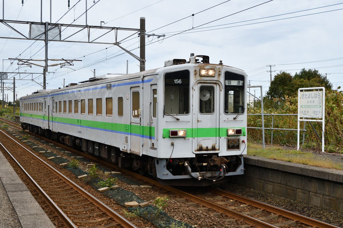 sasapdc143's tweet photo. 今日2025-9-20はキハ143-156+157の函館への回送を大沼まで追いかけ。前半は2023年5月以前の再現のよう。森でははまなす編成の特急ニセコと顔合わせ。キハ143-157はオハフ51から五稜郭で改造されたので同車にとっては大沼の湖畔は改造直後の苗穂配置の回送以来でしょうか。 https://t.co/iIcwmtJkXz