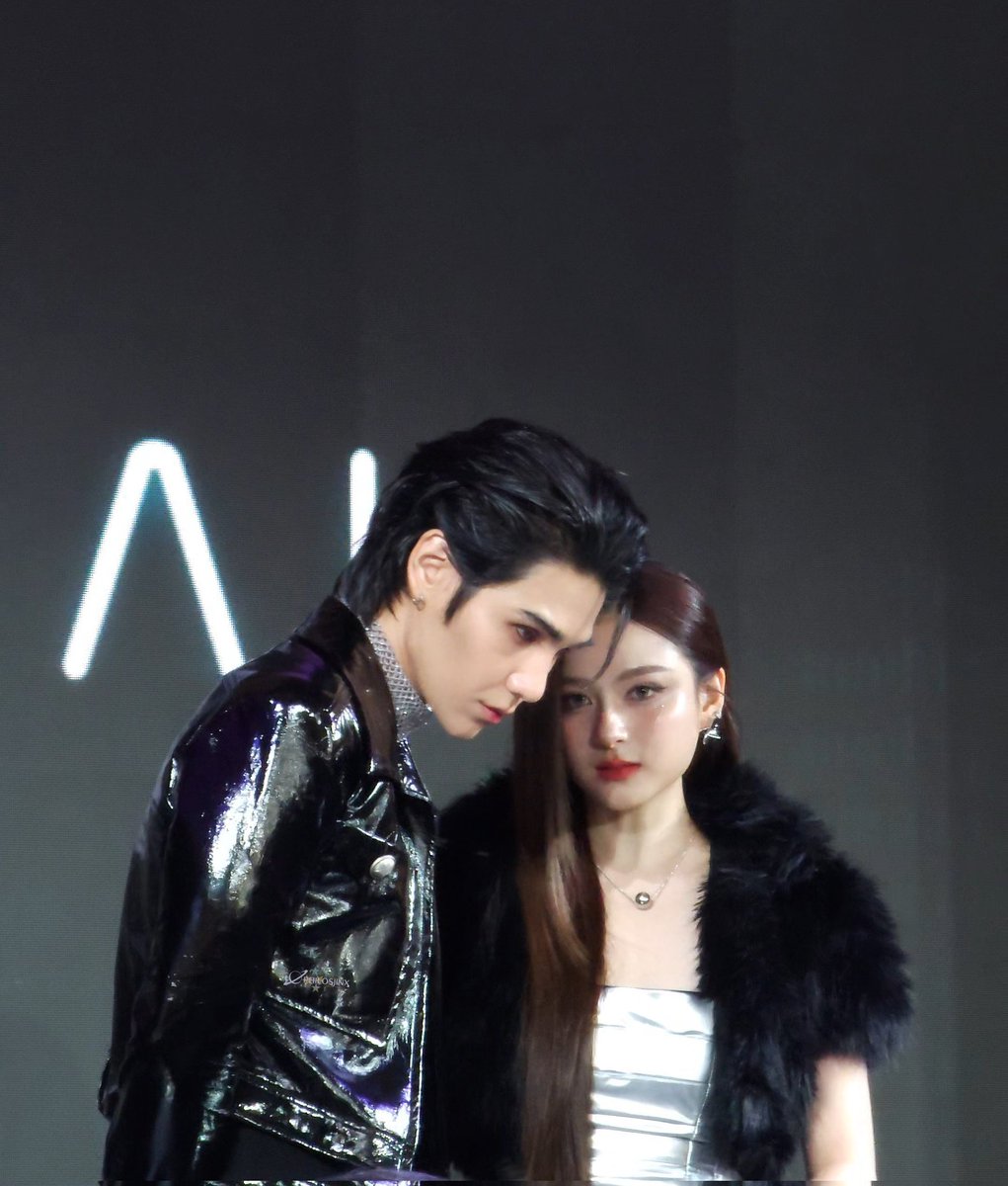 How is the fangirl still alive and well? i would do a double flip then pass out if Prim looked at me like that 

PRIM 1ST TIMEPHORIA TH BA
#primiily #TIMEPHORIA
#TIMEPHORIAxPRIMIILY