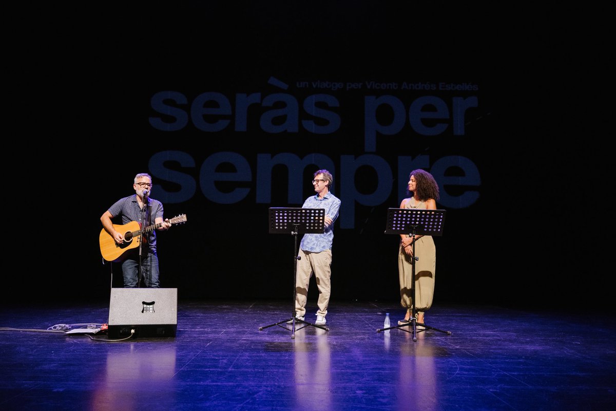 Xativa's tweet photo. Ahir vam viure a #Xàtiva la preestrena oficial de “Seràs per sempre”, el documental de @tresdeumedia sobre la vida de Vicent Andrés Estellés, amb motiu del centenari del seu naixement.

(📸 Julio Cebolla) https://t.co/TmwgWGn5uH