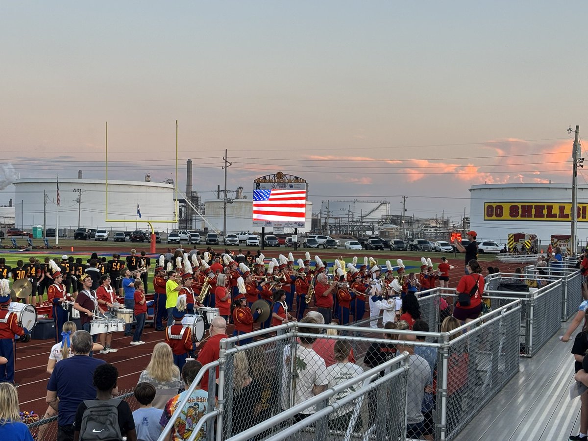 DandurandJason's tweet photo. Awesome atmosphere on Friday as we continued to Shell-a-brate our HOCO Week! 
🔴 Seniors won the Spirit Stick
🌸 our Royal Bloom HOCO Court was recognized
🎼 Our @RHS_Shells Band was honored
🏈 @RoxanaShells played hard &amp; left it all out there (L 34-29)
#GoShells https://t.co/6ifYSpeA50