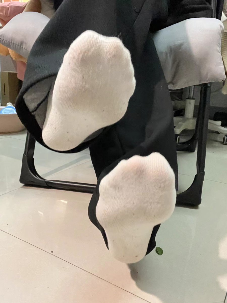 周末好
湿湿的棉袜臭脚，是谁的心头好？
把脸扑上来吧，然后闻着我的脚丫打飞机吧~