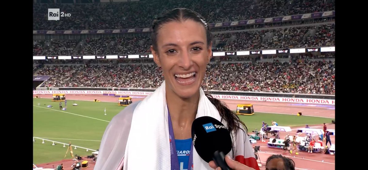 toMMilanello's tweet photo. Le interviste di Nadia andrebbero fatte sentire a tutti i ragazzi di ciascun campo sportivo, palazzetto, palestra (…) 

Per umiltà, lucidità, freddezza, gratitudine, felicità, consapevolezza, gioia, educazione.

Una campionessa rara. Rarissima.

#Battocletti #Tokyo2025 https://t.co/tx3JEdBuxR