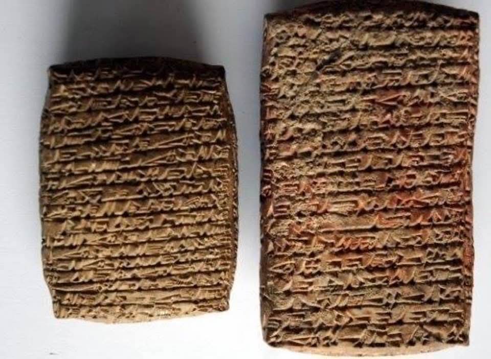 Two 4,000-year-old tablets from Kültepe (ancient Kanesh, Türkiye) reveal one of the earliest family dramas.

📜 In the first, a wife pleads with her husband in Mesopotamia:
‘I suffer greatly from your mother. I cannot endure it any longer. Come quickly.’