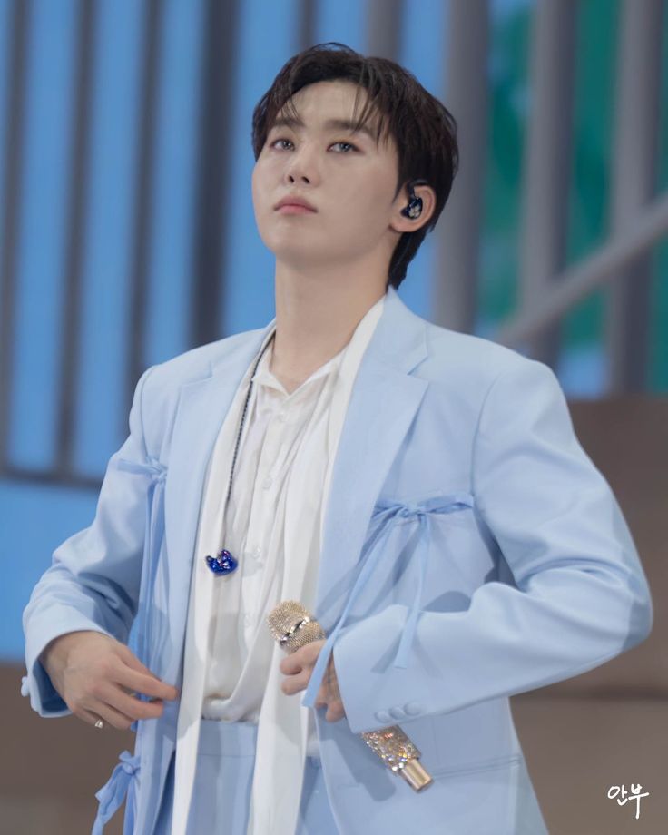 MANGUANTARA's tweet photo. @SUBMANGU nama reyden pun dipanggil, ia melangkah sedikit lebih maju kedepan dengan kedua tangan menggenggao mic, ia menyepa dengan suka cita para Niscala yang datang pada malam ini “DUAR MINTA TOLONG PERHATIANNYA SBENTAR 🥰” https://t.co/OzEOwZf9YB