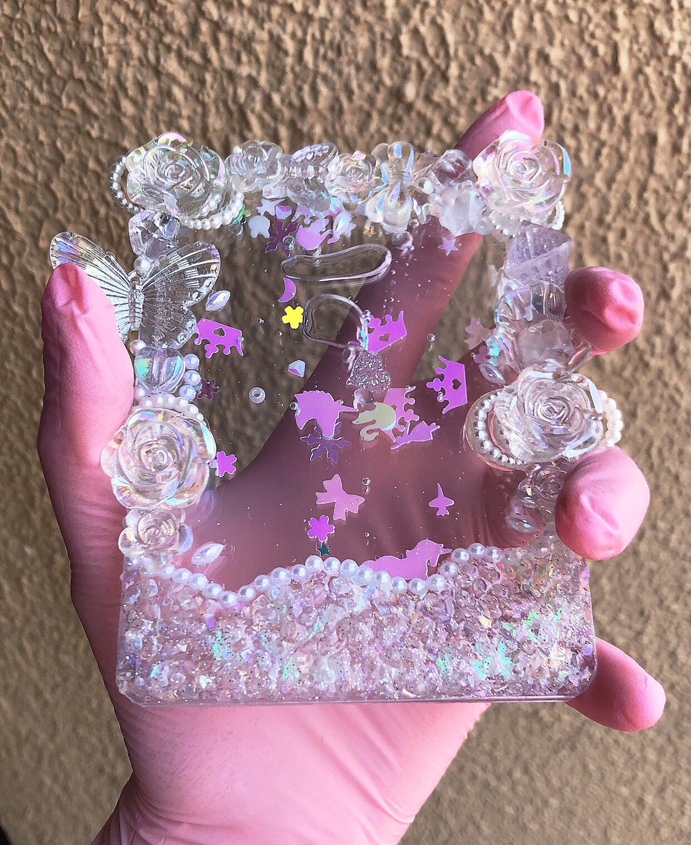 topdecobp's tweet image. ⊹  SORTEIO topshaker shabby chic ⊹

topdeco com efeito fluido totalmente personalizado pelo vencedor!

⊹ data do sorteio: 10 de outubro;
⊹ o custo do envio é por conta do vencedor; 
⊹ leia as regras!! 

boa sorte 🤍 

toploader decorado frete vendo venda bts