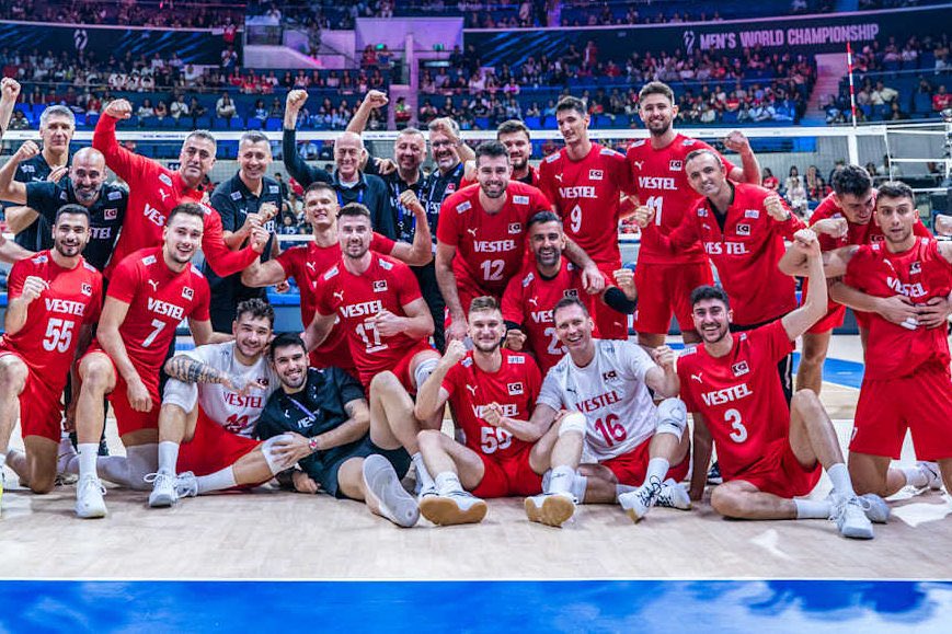 Tarihimizde ilk kez Dünya Şampiyonası’nda çeyrek finale yükselen  #FileninEfeleri’ni gönülden tebrik ediyorum. 🇹🇷