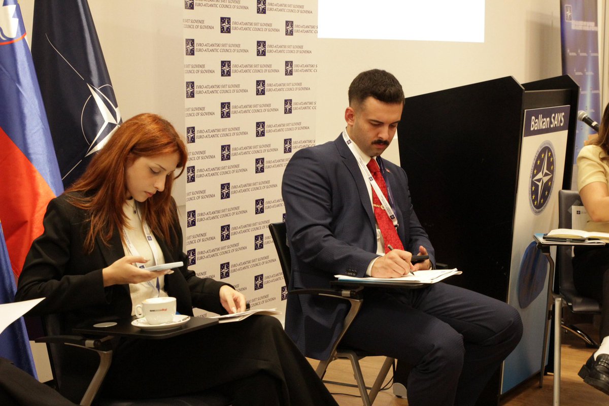atlantikkonseyi's tweet photo. YATA Türkiye üyeleri Burcu SAR ve Onur PEKSARI, 11–13 Eylül tarihlerinde Euro-Atlantic Council of Slovenia tarafından düzenlenen @BalkanSAYS konferansına katıldı.

Üç gün süren konferansta; Batı Balkanlardaki donmuş çatışmalar, savunma ve güvenlik sektöründe kadınlar için fırsat eşitliği, dezenformasyonla mücadelede bağımsız medyanın rolü ve @NATO’nun Güney Komşuluğu’ndaki iş birliği gibi önemli konular tartışıldı.

EN

YATA Türkiye members Burcu SAR and Onur PEKSARI attended the Balkan SAYS 2025 conference organized by Euro-Atlantic Council of Slovenia on September 11–13.

During the three-day conference, important topics such as frozen conflicts in the Western Balkans, equal opportunities for women in defense and security, the role of independent media in combating disinformation, and NATO cooperation in the Southern Neighborhood were discussed.
