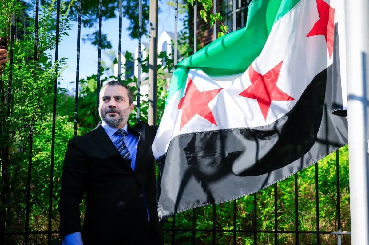 MhdOmar98's tweet photo. رفع العلم السوري فوق سفارتنا في واشنطن خطوة رمزية مهمّة.
لكن قيمتها الحقيقية تكمن في أن تُترجم إلى واقع يخفف عن السوريين.
و لمن يراهنون على تقسيم الوطن نقول:
العلم الذي ارتفع اليوم في قلب واشنطن يؤكد أنّ سوريا ستبقى واحدة موحّدة، عصيّة على مشاريع التفتيت.

#دمشق #واشنطن https://t.co/R5bwKuT6Aj
