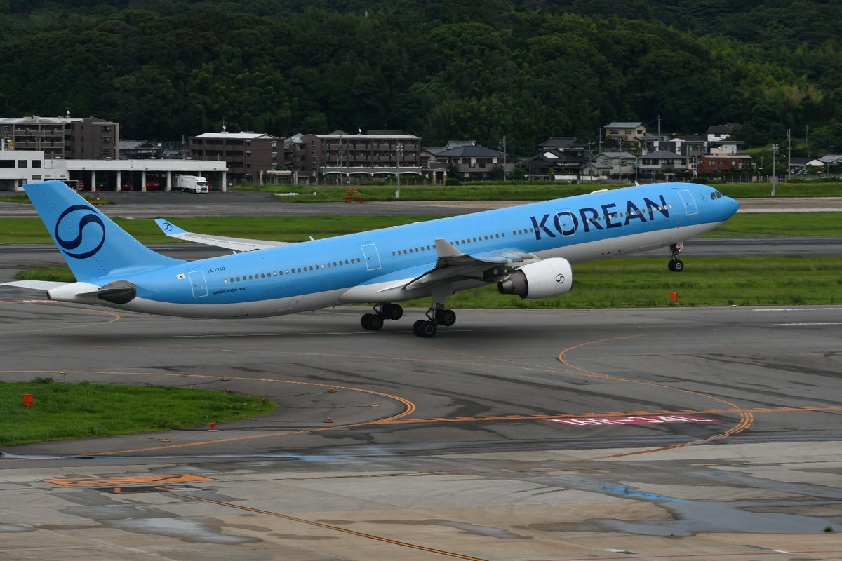 RJFF/FUK
KAL A330-323 HL7710
以前長崎空港に遠征した時に新塗装のB737型機を撮影する事が出来ましたが、今日は福岡空港で初めて新塗装機を撮影する事が出来ました！