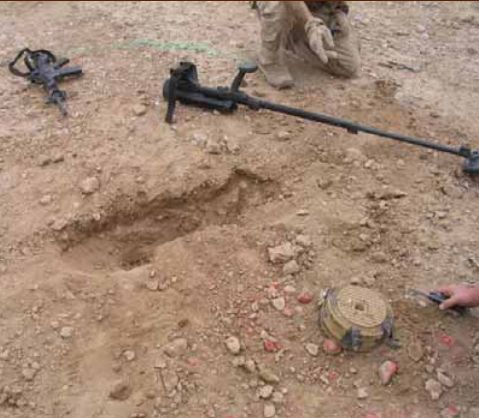 RoyGrinwis's tweet image. Wist je dat de pantsergenie in #Uruzgan dagelijks levens redde door het opsporen en ruimen van #IED’s?
Met metaaldetectors zochten ze langs wegen en paden naar explosieven die vaak diep waren ingegraven. Zodra ze een signaal kregen, maakten ze de bommen voorzichtig vrij met hun