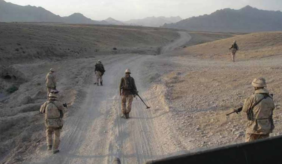 RoyGrinwis's tweet image. Wist je dat de pantsergenie in #Uruzgan dagelijks levens redde door het opsporen en ruimen van #IED’s?
Met metaaldetectors zochten ze langs wegen en paden naar explosieven die vaak diep waren ingegraven. Zodra ze een signaal kregen, maakten ze de bommen voorzichtig vrij met hun
