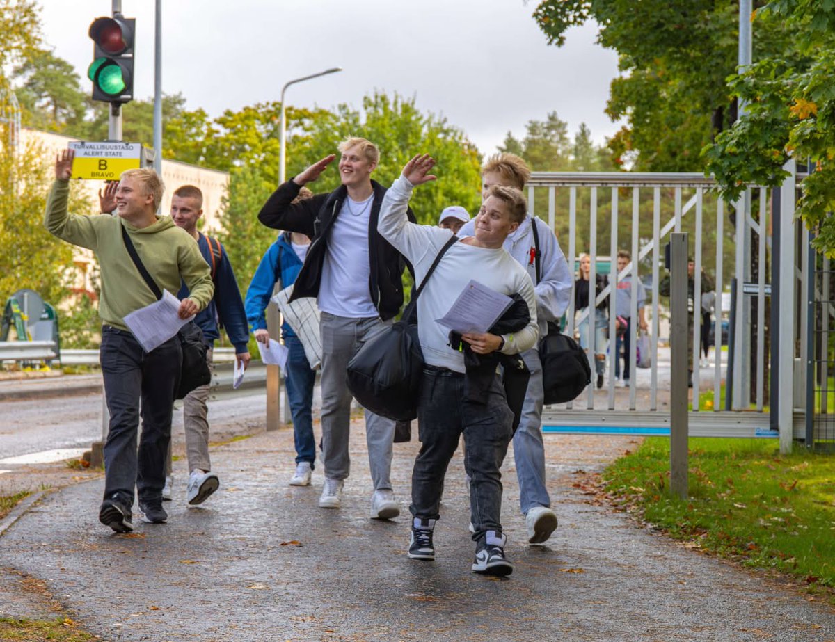 Puolustusvoimat's tweet image. #WeeklyRecap🇫🇮

⚔️ Rovajärvellä toteutettiin @JaakariPR Rovaniemen ilmatorjuntapatteriston taistelu- ja ampumaharjoitus. 
🎺 @pvvmsk edusti puolustusvoimia Belfast Tattoossa!
☀️ 255 vrk palvelleet varusmiehet kotiutuivat.
🪖 Puolustusministeri Antti Häkkänen vieraili @KaartinJR.