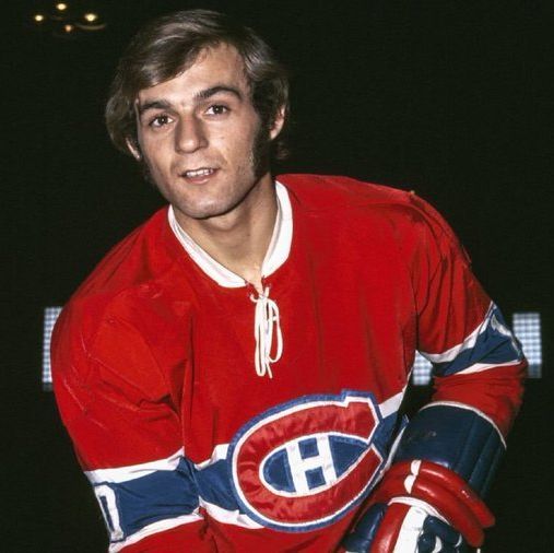 Guy Lafleur was one of the greatest hockey players of his generation. A part of the Montreal Canadiens dynasty of the 1970s, he was called The Flower and Le Démon Blond by fans who loved his rushes down the ice.
This is the story of a hockey icon.

🧵 1/16