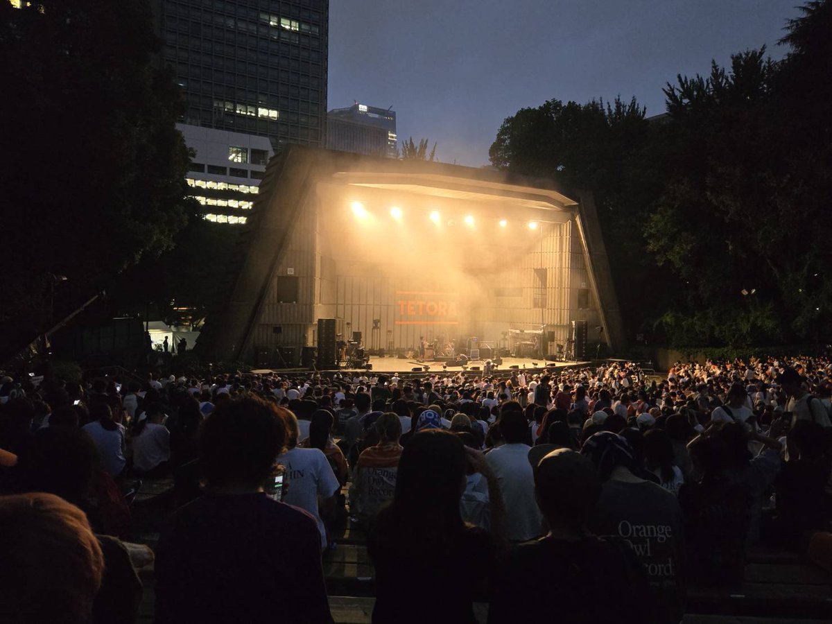 日比谷野外音楽堂TETORAワンマン。野外ステージ、小雨、虫の声、照明、構成、それぞれの要素がTETORA3人のライブになってて凄かった。。ミッドナイトカモフラージュ美しかったし、ハチクからずっとドキドした！個人的にはトリでライブしていただいた風と街音楽祭の空間思い出したり！ 感動しました！