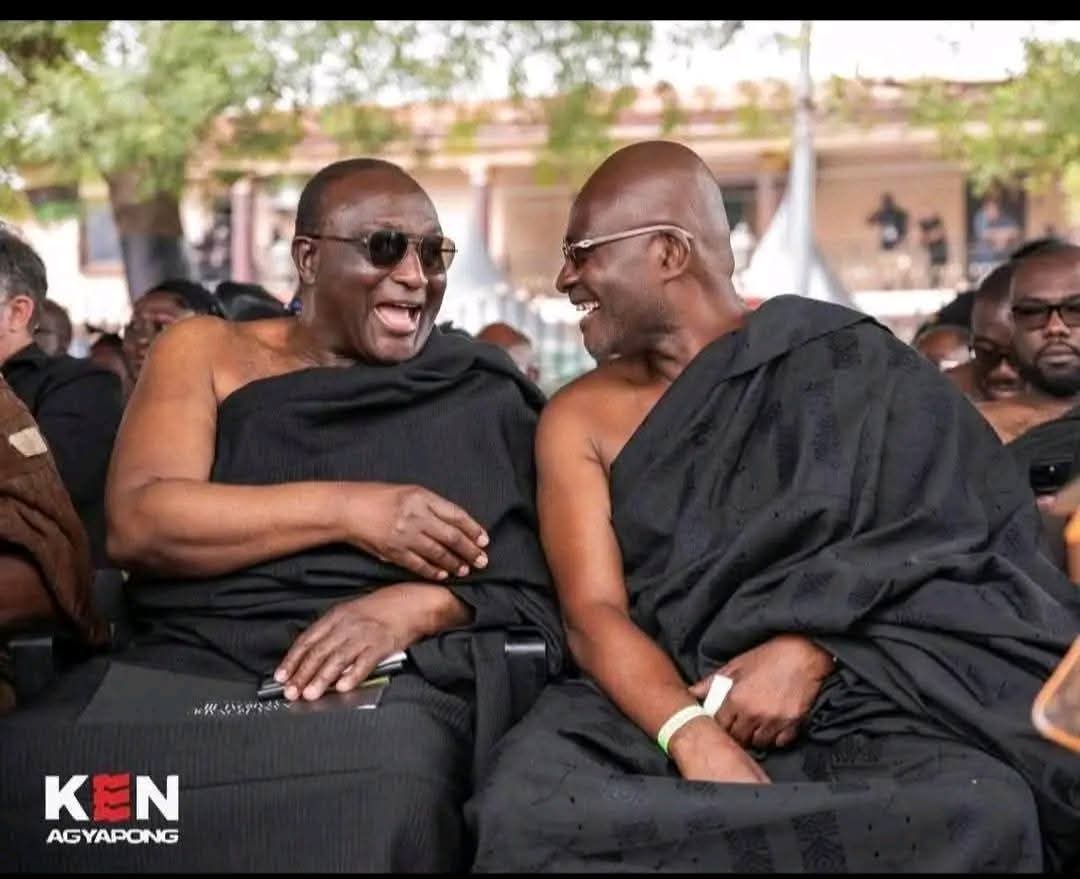 BarffourAwuah4's tweet photo. Razak Kojo Opoku writes✍️
Kennedy Agyapong has been described as a "Traitor" for laughing with Alan Kyerematen at a funeral, meanwhile, Dr Mahamudu Bawumia was described as a "Unifier" for laughing &amp; shaking hands with Alan Kyerematen at a funeral. @realKenAgyapong https://t.co/BJEit5rPQ8