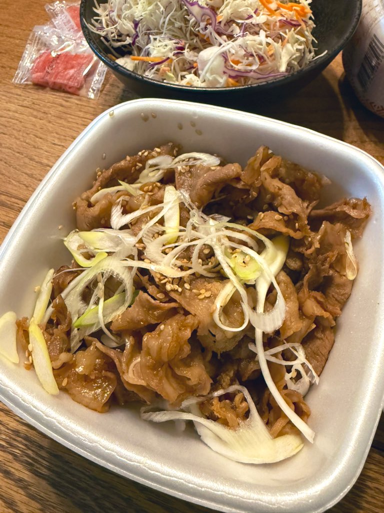 今日は吉野家でテイクアウトしました！
サラダとキムチはドラッグストアで調達してきました🥗私はカルビ丼✨
そんな日もいいですよね☺️

#9月20日 #ごはん記録 #晩ご飯