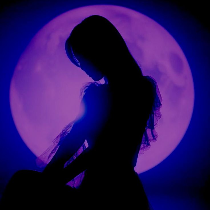 أبدو مرهقة، وقلبي بائس، وعيناي تتوق للدمع وروحي غريبة، أريد أن يهدأ داخلي أن أتوقف عن التفكير أن أطمئن قليلا، لا شيء آخر🫟🪻