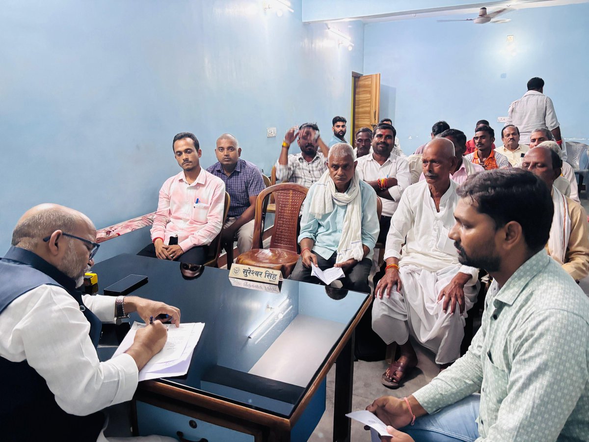 "जन सेवा-नारायण सेवा"
जनता दर्शन! 
आज बहराइच स्थित अपने आवास पर क्षेत्र से आये आगंतुकों से मुलाकात कर उनकी समस्याओं को सुना एवं निराकरण हेतु संबंधित अधिकारियों को निर्देशित किया ।