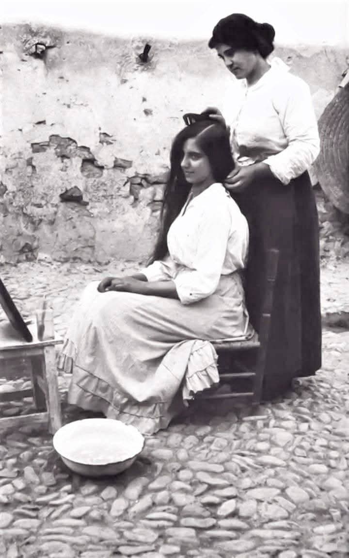 Cuacos de Yuste, a la província de Càceres, cap a 1920.   
📷  Antonio González Martín-Gamero, 
Del llibre "Dehesa de Cuaternos" Antonio González Martín-Gamero. Editorial Caniche, 2017