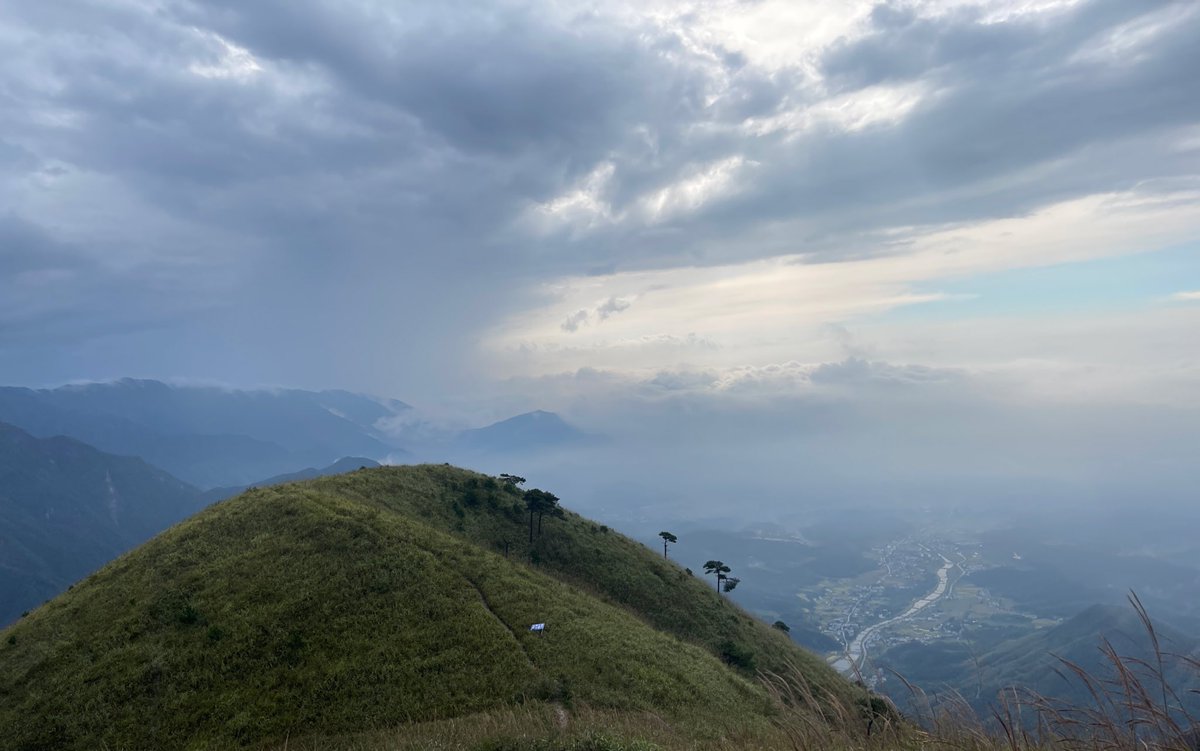 看到了雨後雲海日落，看到了耶穌光，看到兩隻大公雞爭奪雞王，雖然被暴雨洗禮，但是也是很難忘的經歷！