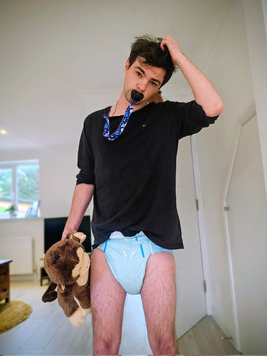 lazy day! daddy was up and out before i woke up so still in my nighttime diaper and no bath yet!! 🙈🙊🙉

just been watching cartoons and drinking juice all morning 😇