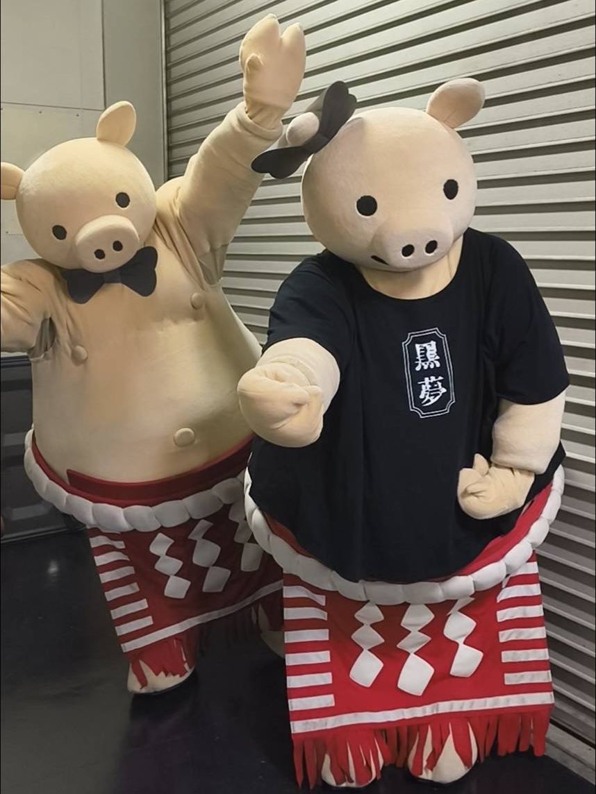 YabatonO's tweet image. #黒夢 さん、ライブ超最高でした🔥⚡️‼️

本日限定「#黒夢巻き(ロール)」も見事完売✨

名古屋の夜がここまでアツく燃え上がったのは黒夢さんのおかげです‼️

ありがとんございました🐷❤️💙