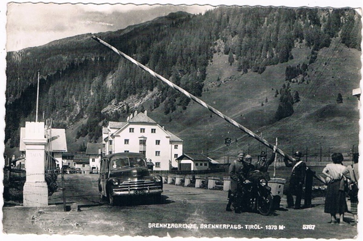 Pillandia's tweet image. International border between Italy 🇮🇹 (Brennero, foreground) and Austria 🇦🇹 (Brenner, background). 
📸: 1959. 
pillandia.blogspot.com/p/avaleht-iniz… 

#AltoAdige #SouthTyrol #Confine #Grenze