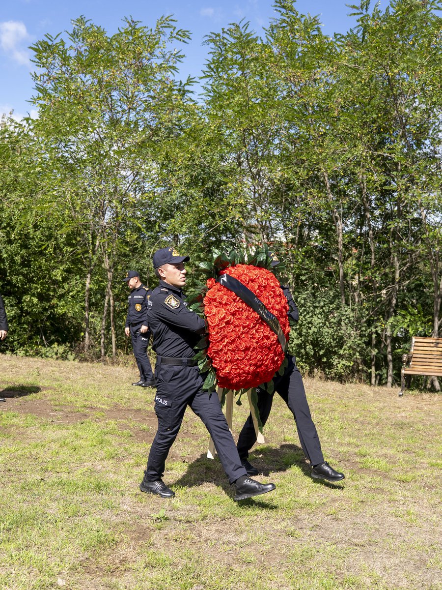 Ölkəmizdə Dövlət Suverenliyi Günü qeyd olunur. Bu gün  bütün torpaqlarımızda üçrəngli  müqəddəs bayrağımız qürurla dalğalanır. Vətən uğrunda canından keçən bütün şəhidlərimizi ehtiramla yad edirik.
Yaşasın müstəqil və suveren Azərbaycan! 🇦🇿 #Shusha #Şuşa #DövlətSuverenliyigünü