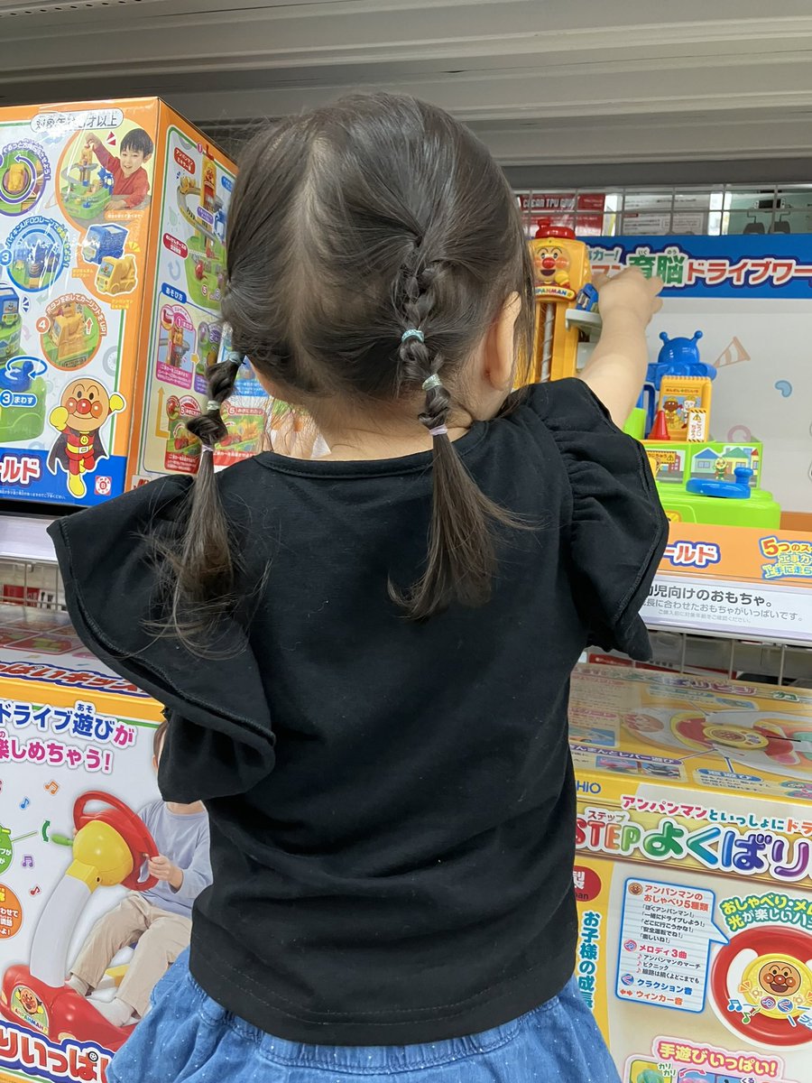 上の子達に比べて言葉が遅いな〜って心配してるんだけど、
｢ママだいしゅき、あかちゃん｣
って言えたからいいや( ᐛ )
#そのうち言葉爆発するんだろう
#あかちゃんってなんやねん 
#女の子の方が言葉早いかなって思ってた