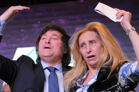 Como dije desde el primer día, esto no iba a funcionar. Sencillamente porque se intentó en el pasado y tampoco anduvo.

Vivir endeudados para que ganen los de la timba financiera es una apuesta al fracaso.

Encima, con el cuento del "outsider" nos fumamos que nos robaran en la