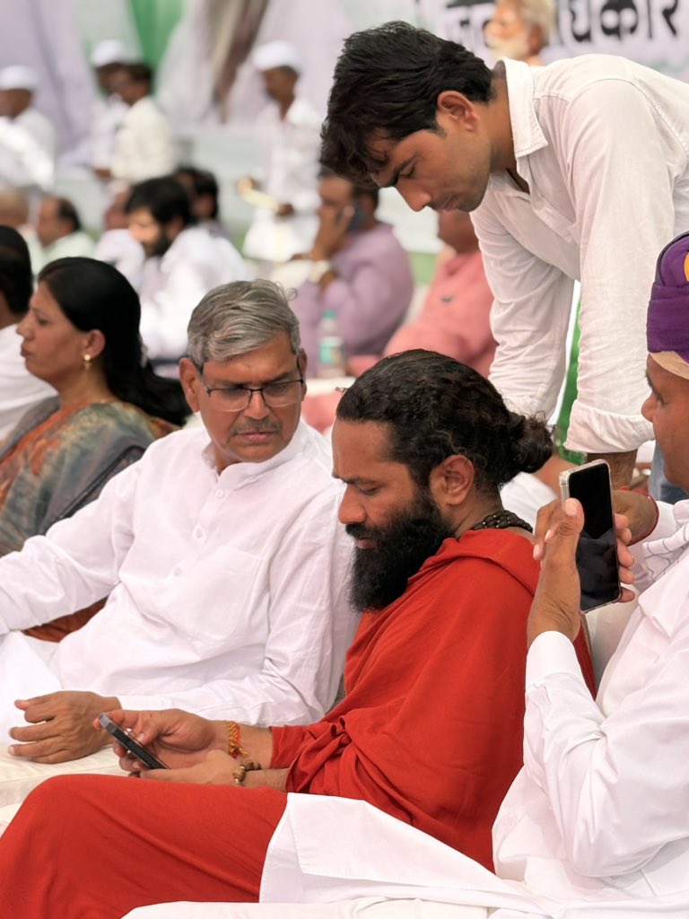 📍भीलवाड़ा और धर्मवीर धीरा..!

कल मैं भीलवाड़ा के किसान फसल मुआवजा जन अधिकार आंदोलन में सम्मिलित हुआ,यह आंदोलन कांग्रेस पार्टी के राष्ट्रीय सचिव <a href="/dgurjarofficial/">Dheeraj Gurjar</a> जी के नेतृत्व में हुआ, मैं प्रथम में बाहर भीलवाड़ा की क्रांतिकारी भूमि पर किसान को रोते हुए देखा, इस आंदोलन में बहुत