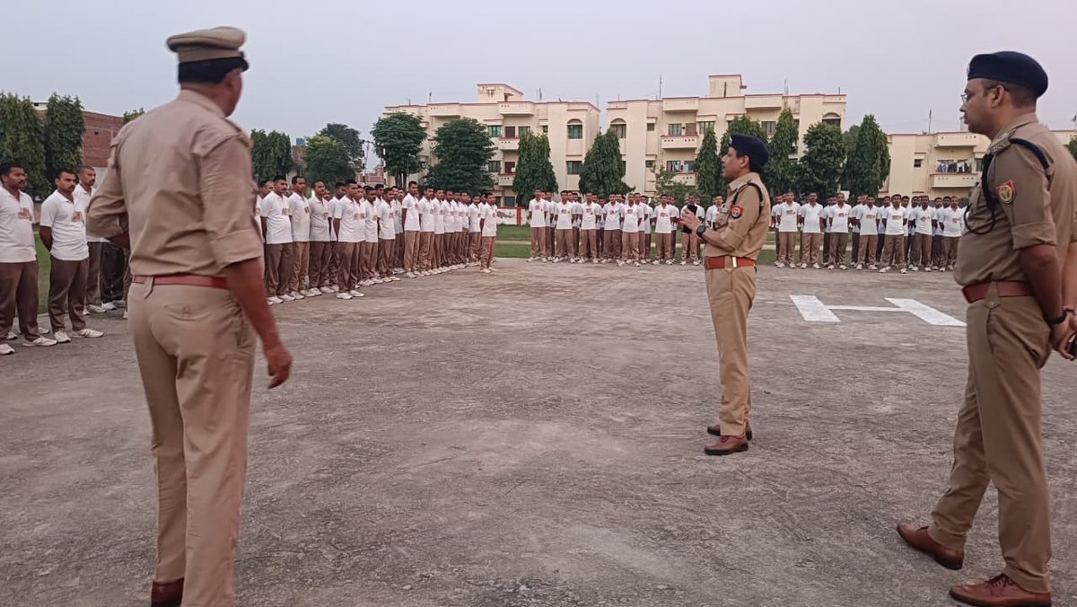 पुलिस अधीक्षक उन्नाव ने आरटीसी परेड, मेस व बैरक का किया निरीक्षण

उन्नाव के रिजर्व पुलिस लाइन में पुलिस अधीक्षक श्री जय प्रकाश सिंह और अपर पुलिस अधीक्षक उत्तरी श्री अखिलेश सिंह ने आरटीसी परेड का निरीक्षण किया। इस दौरान पुलिस अधीक्षक ने रिक्रूट आरक्षियों को संबोधित करते हुए उन्हें