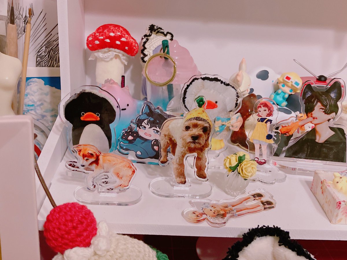 「ちなみに作業場写真に写ってたここらへんは貰ったアクスタコーナー。 飼ってる犬猫の」|NIJICO👯のイラスト