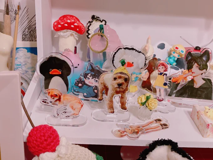 ちなみに作業場写真に写ってたここらへんは貰ったアクスタコーナー。 飼ってる犬猫のとか自作ぬいとか人形をアクスタにしてワイワイ交換し合う遊びを…みんなでやってて…。 これがまたたのし〜〜〜のでドルミスで誰かやろうよぉ〜〜〜〜。
