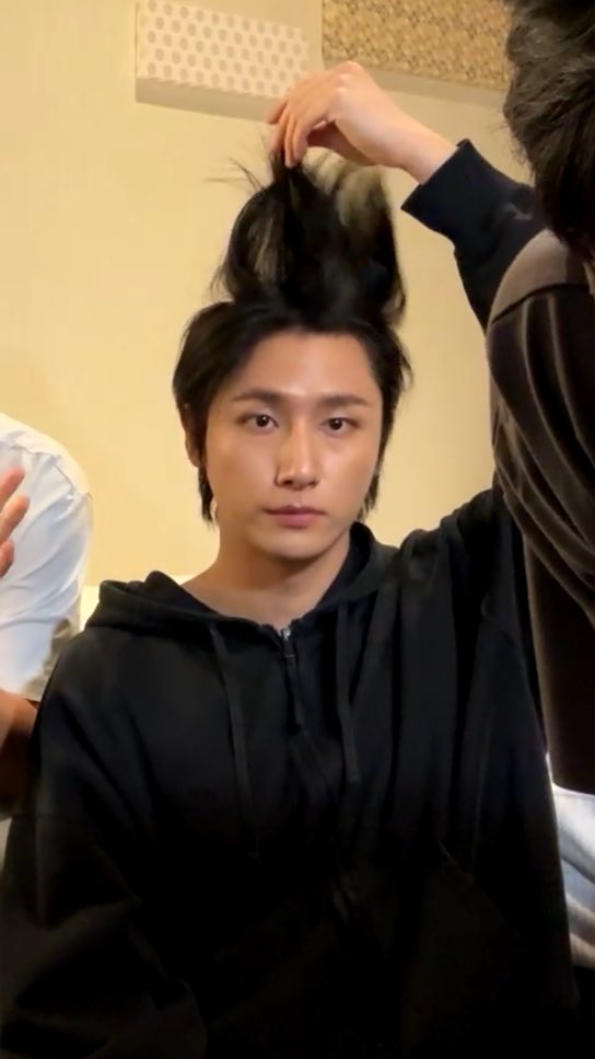 머리를 가만히 못두는 고양이