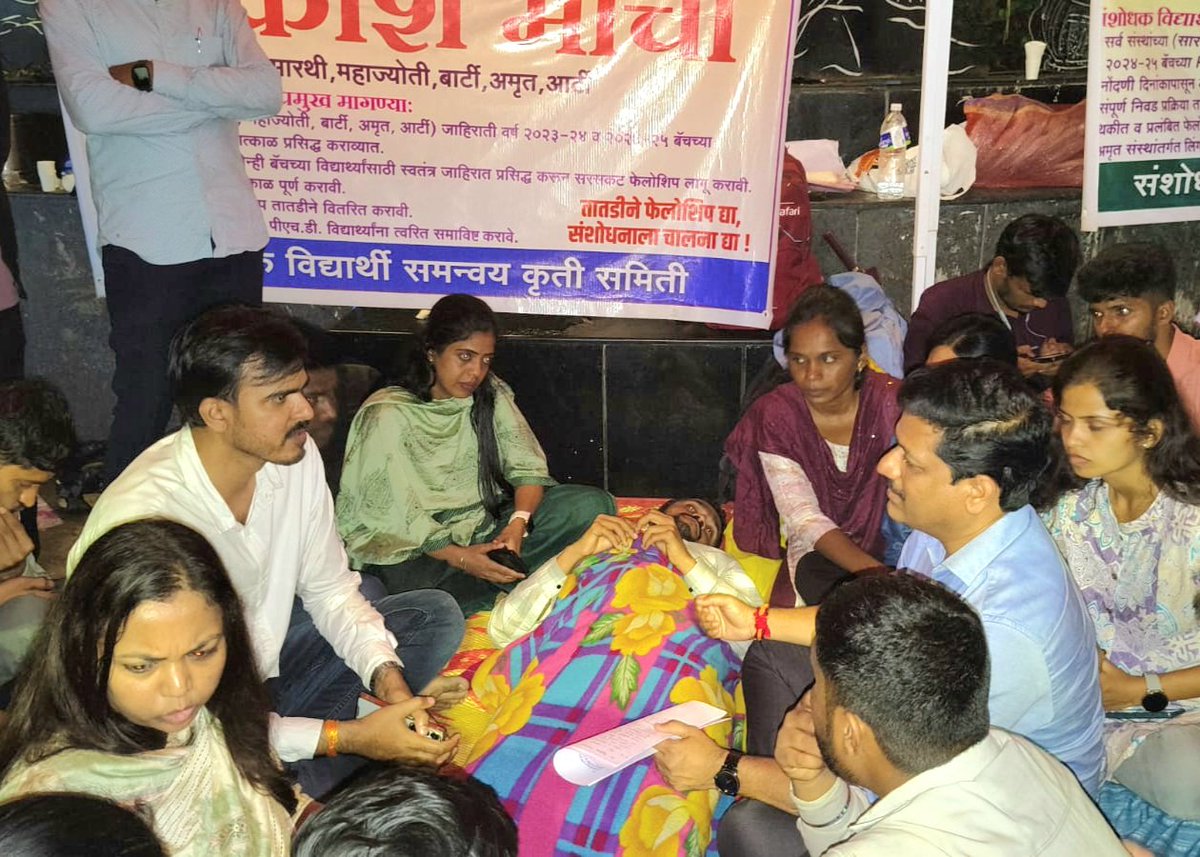 Ni3KumarSpeaks's tweet photo. शिवसेना आमदार कैलास दादा पाटील यांची विद्यार्थी आंदोलन स्थळी भेट व पाठिंबा....

📍 गुडलक चौक, पुणे
एकीकडे शेतकरी अतिवृष्टीने हवालदिल झाले आहेत, तर दुसरीकडे शेतकऱ्यांची लेकरं आपल्या हक्कासाठी रस्त्यावर उतरले आहेत आणि राज्यकर्ते मात्र जाहिरातींवर कोट्यवधी रुपये उधळण्यात मग्न आहेत..

सन २०२३-२४ व २०२४-२५ या वर्षातील पीएचडी पदवी विद्यार्थ्यांची अधिछात्रवृत्ती (सारथी, बार्टी, महाज्योती, अमृत, आर्टी) जाहिरात आजवर शासनाने प्रसिद्ध केलेली नाही. त्यामुळे नोंदणीकृत विद्यार्थी-विद्यार्थिनींना प्रचंड आर्थिक अडचणींना सामोरे जावे लागत आहे. या न्याय्य मागणीसाठी १५ सप्टेंबरपासून गुडलक चौक, पुणे येथे संशोधक विद्यार्थी बेमुदत आमरण उपोषणाला बसले आहेत..

आज या आंदोलनाला भेट देऊन विद्यार्थ्यांशी संवाद साधत त्यांच्या मागण्या जाणून घेतल्या आणि त्यांच्या आंदोलनाला पाठिंबा दर्शविला..

यावेळी सन्माननीय पक्षप्रमुख उद्धव साहेब ठाकरे यांनी आंदोलक विद्यार्थ्यांशी फोनवरून संवाद साधून त्यांच्या मागण्या जाणून घेतल्या. तसेच अंबादास दानवे व सचिन अहिर यांनीही विद्यार्थ्यांच्या पाठीशी ठाम उभे राहून या लढ्यात साथ देण्याचे आश्वासन दिले.

महाराष्ट्रातील विद्यापीठांमध्ये शिकणाऱ्या पीएचडी विद्यार्थ्यांना अधिछात्रवृत्ती मिळणे ही त्यांची गरज नाही, तर त्यांचा हक्क आहे.
ही अधिछात्रवृत्ती म्हणजे—
✅ शैक्षणिक शुल्क भरण्याचे साधन..
✅ वस्तीगृहात राहण्यासाठीचा आधार..
✅ पुस्तकं व स्टेशनरी खरेदीसाठीची मदत..
✅ आणि दैनंदिन जगण्यासाठीची किमान हमी..

अशा या अधिछात्रवृत्तीमुळेच समाजातील सर्व स्तरांतील विद्यार्थी एकाग्रचित्ताने संशोधनात काम करू शकतात, दर्जेदार शोधनिबंध सादर करू शकतात आणि राज्याच्या विकासात योगदान देऊ शकतात..

पण शासनाने अधिछात्रवृत्तीच्या जाहिराती वेळेत न काढता विद्यार्थ्यांना आंदोलनाच्या मार्गावर जाण्यास भाग पाडले आहे..

विद्यार्थ्यांचे म्हणणे आहे की शासन लेखी उत्तर देईपर्यंत हा आमरण उपोषणाचा लढा सुरू राहील..

राज्य सरकारला माझी विनंती आहे की, तातडीने विद्यार्थ्यांच्या मागण्या मान्य करून अधिछात्रवृत्ती सुरु करावी, अन्यथा राज्यभर विद्यार्थी वर्गात असंतोषाची ज्वाला पेटेल याची जबाबदारी शासनावर असेल..

हे केवळ विद्यार्थ्यांचे आंदोलन नाही, तर महाराष्ट्राच्या भविष्यासाठी, संशोधनासाठी, ज्ञानासाठी आणि शिक्षण वाचवण्यासाठीचा संघर्ष आहे..
#Sarthi #Mahajyoti #Barti #Tarti #PhD #phdscholarship #Dusu #Jnu 
#Sppu #puneuniversity #pune #punenews #punestudent
#Maharashtra #MaharashtraPolitics
#Mpsc #Upsc #MPSC #mpscpune

@Dev_Fadnavis @mieknathshinde @AjitPawarSpeaks @ShelarAshish @SanjayDRathods @girishdmahajan 
@RVikhePatil @MeghnaBordikar @Awhadspeaks @iambadasdanve @VijayWadettiwar @VBAforIndia @Prksh_Ambedkar @Dhananjay4INC @dhananjay_munde @RRPSpeaks @BJP4Maharashtra @gajabhauX @OmRajenimbalkr @supriya_sule
@Pankajamunde @DrPritamMunde @ChDadaPatil @mohol_murlidhar  @PatilKailasB @andharesushama @AUThackeray  @AbhiPawarBJP @DrSEShinde  @degree_holders @imshivrajmore @IYCMaha  @GaneshUbale95 @SPPUSUofficial

#PhDStudentsOnStrike #AdhichhatravrittiNow #StopFalseAds
#विद्यार्थी_उपोषण #संशोधकविद्यार्थ्यांचा_लढा
#WakeUpGovernment #PhD #students #pune