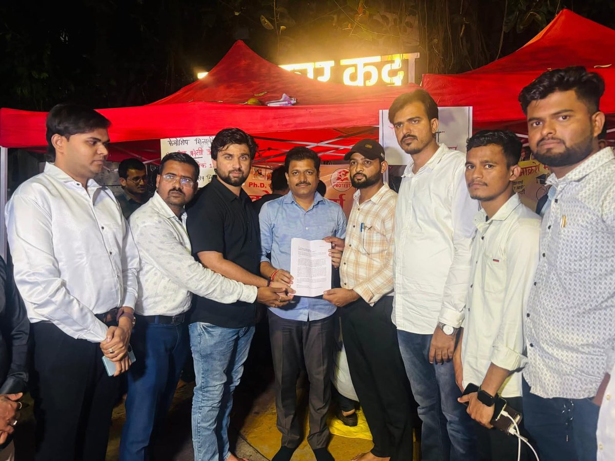 Ni3KumarSpeaks's tweet photo. शिवसेना आमदार कैलास दादा पाटील यांची विद्यार्थी आंदोलन स्थळी भेट व पाठिंबा....

📍 गुडलक चौक, पुणे
एकीकडे शेतकरी अतिवृष्टीने हवालदिल झाले आहेत, तर दुसरीकडे शेतकऱ्यांची लेकरं आपल्या हक्कासाठी रस्त्यावर उतरले आहेत आणि राज्यकर्ते मात्र जाहिरातींवर कोट्यवधी रुपये उधळण्यात मग्न आहेत..

सन २०२३-२४ व २०२४-२५ या वर्षातील पीएचडी पदवी विद्यार्थ्यांची अधिछात्रवृत्ती (सारथी, बार्टी, महाज्योती, अमृत, आर्टी) जाहिरात आजवर शासनाने प्रसिद्ध केलेली नाही. त्यामुळे नोंदणीकृत विद्यार्थी-विद्यार्थिनींना प्रचंड आर्थिक अडचणींना सामोरे जावे लागत आहे. या न्याय्य मागणीसाठी १५ सप्टेंबरपासून गुडलक चौक, पुणे येथे संशोधक विद्यार्थी बेमुदत आमरण उपोषणाला बसले आहेत..

आज या आंदोलनाला भेट देऊन विद्यार्थ्यांशी संवाद साधत त्यांच्या मागण्या जाणून घेतल्या आणि त्यांच्या आंदोलनाला पाठिंबा दर्शविला..

यावेळी सन्माननीय पक्षप्रमुख उद्धव साहेब ठाकरे यांनी आंदोलक विद्यार्थ्यांशी फोनवरून संवाद साधून त्यांच्या मागण्या जाणून घेतल्या. तसेच अंबादास दानवे व सचिन अहिर यांनीही विद्यार्थ्यांच्या पाठीशी ठाम उभे राहून या लढ्यात साथ देण्याचे आश्वासन दिले.

महाराष्ट्रातील विद्यापीठांमध्ये शिकणाऱ्या पीएचडी विद्यार्थ्यांना अधिछात्रवृत्ती मिळणे ही त्यांची गरज नाही, तर त्यांचा हक्क आहे.
ही अधिछात्रवृत्ती म्हणजे—
✅ शैक्षणिक शुल्क भरण्याचे साधन..
✅ वस्तीगृहात राहण्यासाठीचा आधार..
✅ पुस्तकं व स्टेशनरी खरेदीसाठीची मदत..
✅ आणि दैनंदिन जगण्यासाठीची किमान हमी..

अशा या अधिछात्रवृत्तीमुळेच समाजातील सर्व स्तरांतील विद्यार्थी एकाग्रचित्ताने संशोधनात काम करू शकतात, दर्जेदार शोधनिबंध सादर करू शकतात आणि राज्याच्या विकासात योगदान देऊ शकतात..

पण शासनाने अधिछात्रवृत्तीच्या जाहिराती वेळेत न काढता विद्यार्थ्यांना आंदोलनाच्या मार्गावर जाण्यास भाग पाडले आहे..

विद्यार्थ्यांचे म्हणणे आहे की शासन लेखी उत्तर देईपर्यंत हा आमरण उपोषणाचा लढा सुरू राहील..

राज्य सरकारला माझी विनंती आहे की, तातडीने विद्यार्थ्यांच्या मागण्या मान्य करून अधिछात्रवृत्ती सुरु करावी, अन्यथा राज्यभर विद्यार्थी वर्गात असंतोषाची ज्वाला पेटेल याची जबाबदारी शासनावर असेल..

हे केवळ विद्यार्थ्यांचे आंदोलन नाही, तर महाराष्ट्राच्या भविष्यासाठी, संशोधनासाठी, ज्ञानासाठी आणि शिक्षण वाचवण्यासाठीचा संघर्ष आहे..
#Sarthi #Mahajyoti #Barti #Tarti #PhD #phdscholarship #Dusu #Jnu 
#Sppu #puneuniversity #pune #punenews #punestudent
#Maharashtra #MaharashtraPolitics
#Mpsc #Upsc #MPSC #mpscpune

@Dev_Fadnavis @mieknathshinde @AjitPawarSpeaks @ShelarAshish @SanjayDRathods @girishdmahajan 
@RVikhePatil @MeghnaBordikar @Awhadspeaks @iambadasdanve @VijayWadettiwar @VBAforIndia @Prksh_Ambedkar @Dhananjay4INC @dhananjay_munde @RRPSpeaks @BJP4Maharashtra @gajabhauX @OmRajenimbalkr @supriya_sule
@Pankajamunde @DrPritamMunde @ChDadaPatil @mohol_murlidhar  @PatilKailasB @andharesushama @AUThackeray  @AbhiPawarBJP @DrSEShinde  @degree_holders @imshivrajmore @IYCMaha  @GaneshUbale95 @SPPUSUofficial

#PhDStudentsOnStrike #AdhichhatravrittiNow #StopFalseAds
#विद्यार्थी_उपोषण #संशोधकविद्यार्थ्यांचा_लढा
#WakeUpGovernment #PhD #students #pune