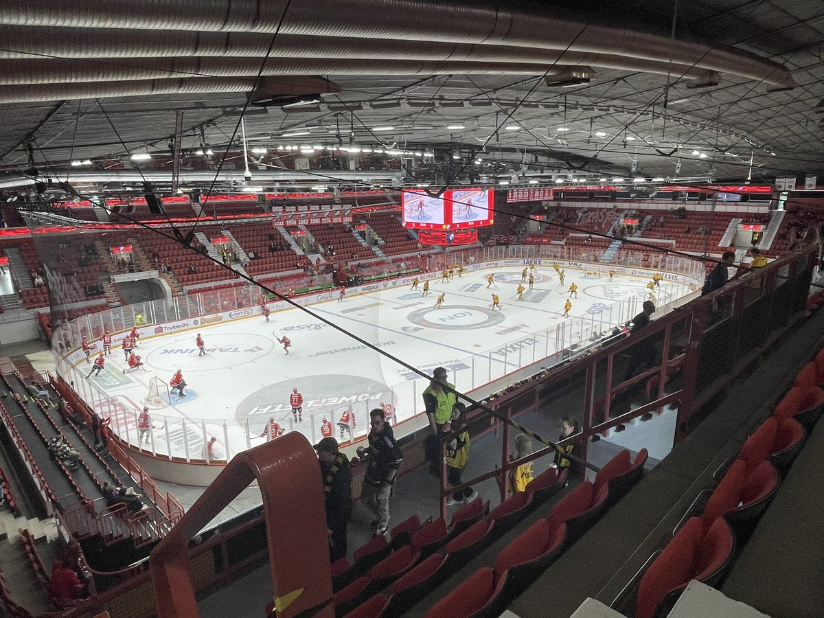 Reilut puoli tuntia ja sitten kiekko jäähän. Hifk -#SaiPa