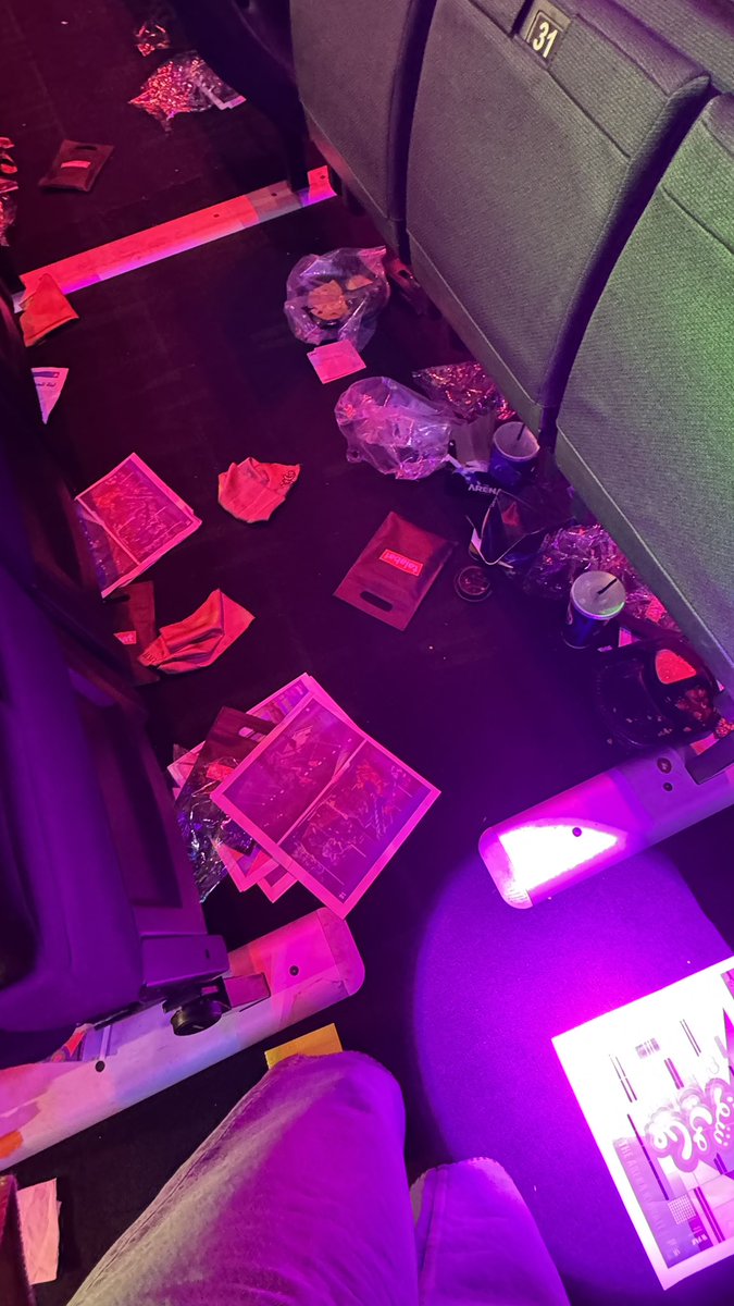 الأرينا أو الشركة المنظمة للحفلات لازم يوقفون توزيع جرايد و مجلات و هدايا بالحفلات، يعني هذا منظر؟ ماكو مكان الواحد يحط التوزيعات و هذي حفلة و الناس بتصفق، المنظر مخزي الصراحة..
مادري اقول الحضور اهما اللي غلط و لا الشركة مفروض ما يوزعون هالسوالف؟