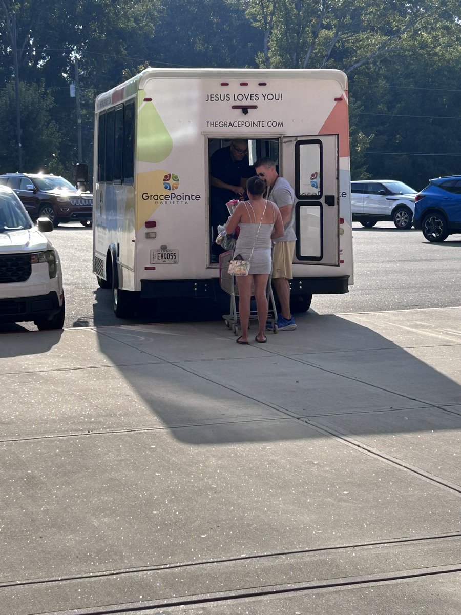 DeanYoder3's tweet image. Today, through our Fresh Market & Pilots Hangar, families receive all the essentials, and even a free ride home after shopping. Today, we served 75 families, showing once again that nobody cares for their community like Pearson does. @PearsonMiddle @CobbSchools