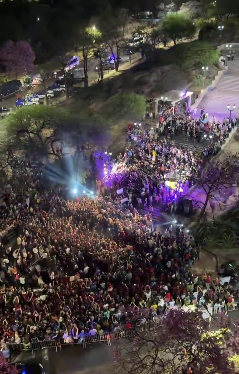 Le pones un puñado de gente y se desboca rápidamente. 
Argentina se prende fuego y el tipo manda "Conan es Cordobes".
Nadie pondrá un mango aca.