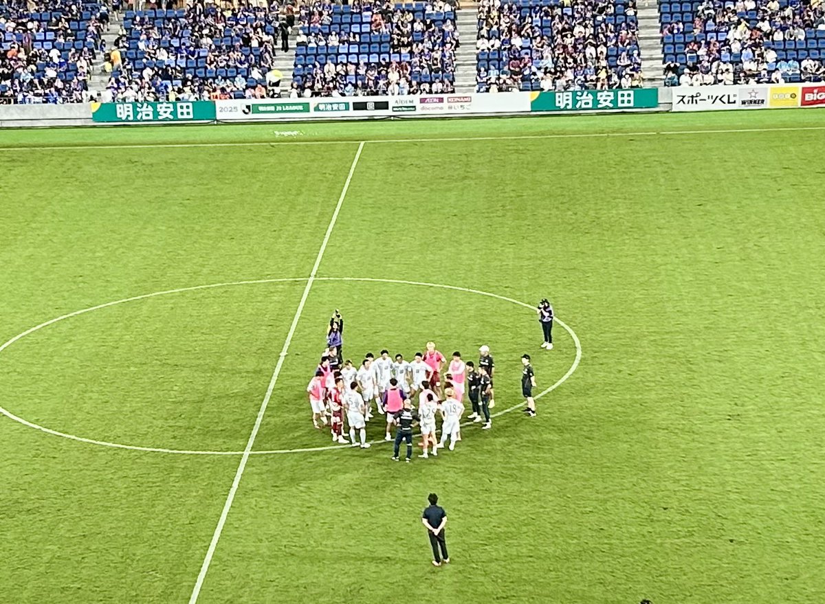 選手たちが並んだサッカー場