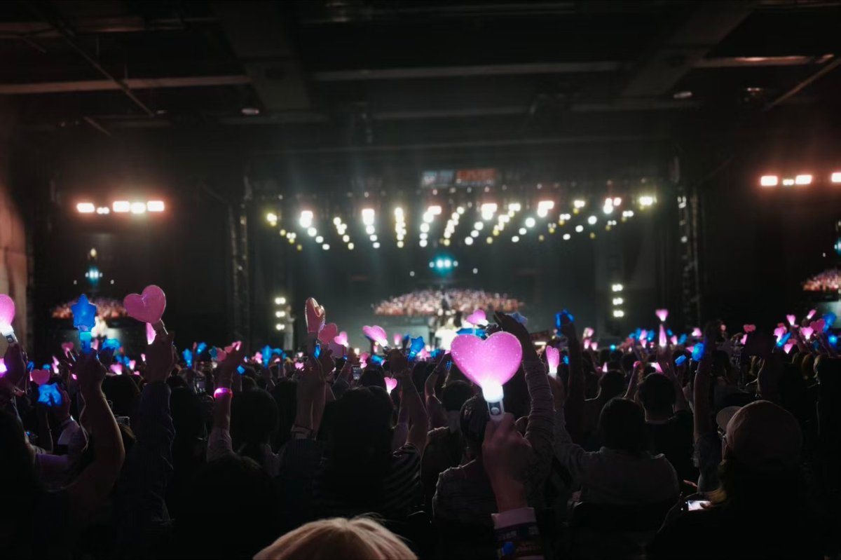 csnp_mvn's tweet photo. pink and blue sea of lights for the birthday boy🩷🩵

it's such a precious moment 🤧

🔗https://t.co/FkYlIOuQR5

Smart Birthday in ChongQing
#BornToShineSmartCsnp https://t.co/yIojrjffdJ