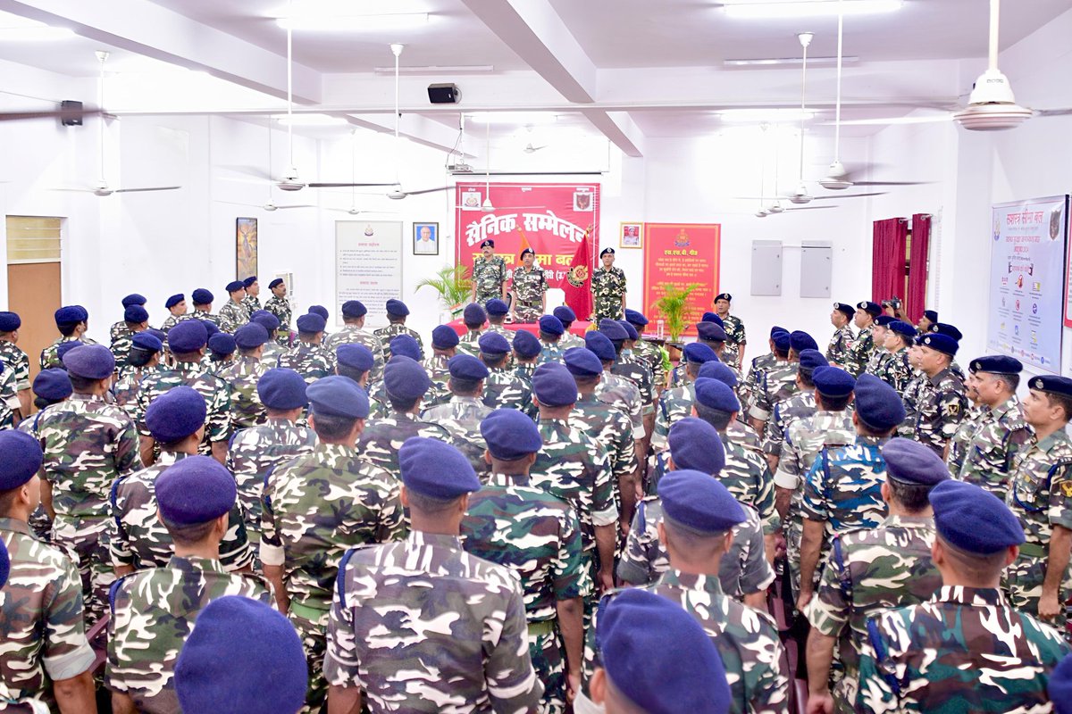 SSB_INDIA's tweet image. #DGSSBOnTour
During his visit to FTR Hqrs, Lucknow (@SSBFTRLUCKNOW), Sh. Sanjay Singhal, IPS, Director General, SSB (#DGSSB), today visited #BOP Danga of the 3rd Bn, Lakhimpur Kheri (@3BnSSB_INDIA), where he interacted with field commanders &amp;amp; #jawans and reviewed operational…