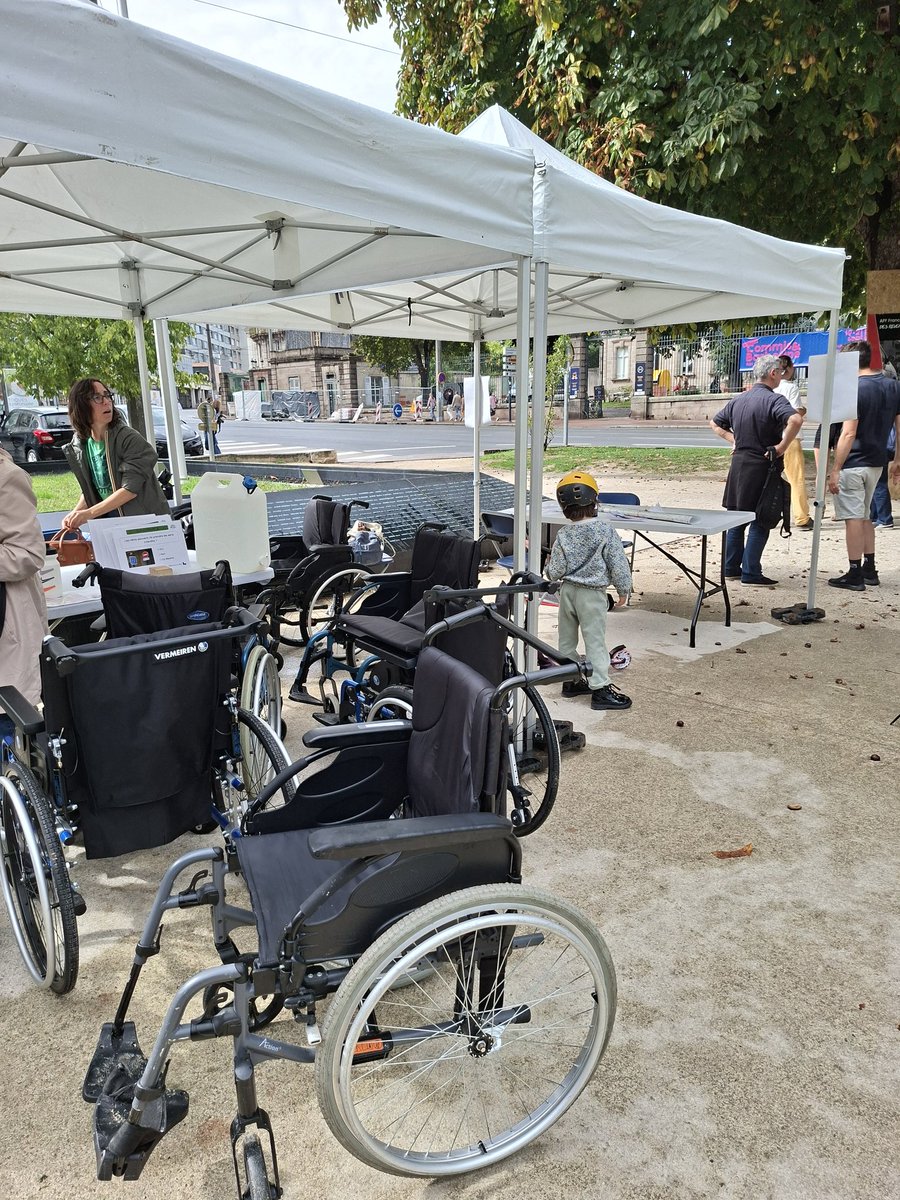 penserlimoges's tweet photo. Sensibilisation aux difficultés de se déplacer en fauteuil roulant à Limoges par APF France handicap 
A faire pour bien se rendre compte de l'importance d'avoir un espace public aménagé et respectueux des personnes en situation de handicap. https://t.co/066qYric7k