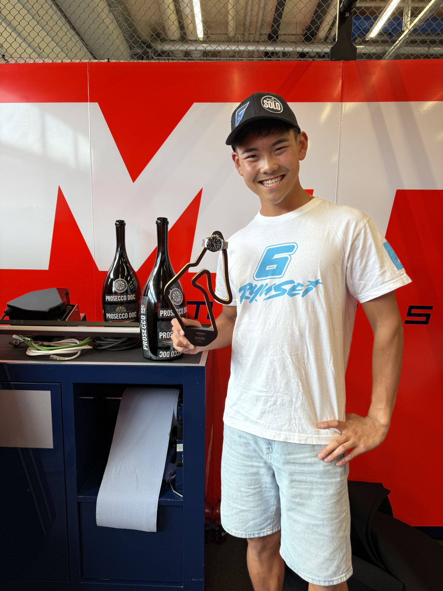 山中さん　ページ ペーパースカイ×タコマフジレコード ゼンハイカーティー