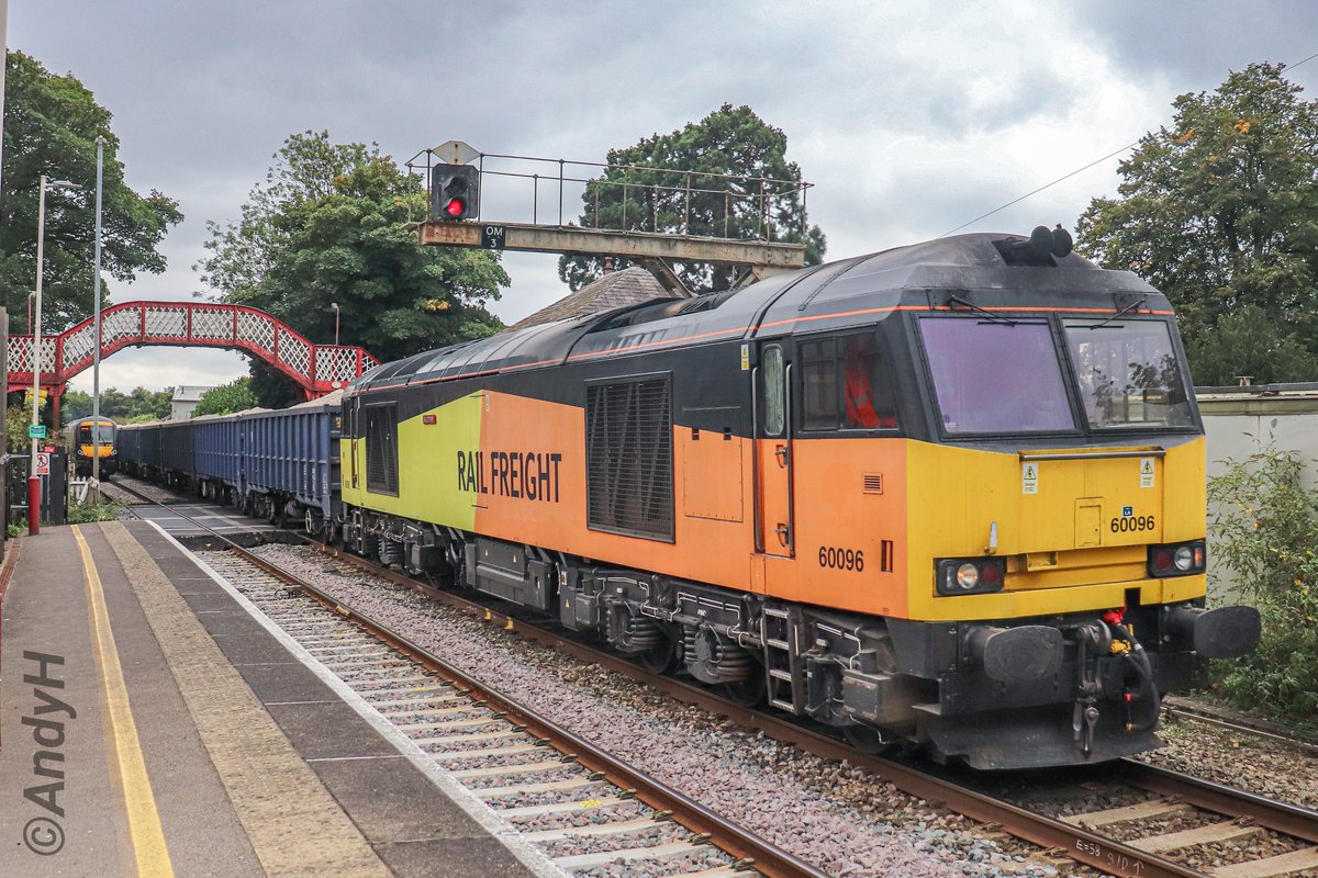 holtona72's tweet image. That was a bit too close to bowlage for my liking! Late running XC 170 departs just in time as the #SaturdaySandTrain, @DCRailOfficial 6M89 Middleton Towers to Ravenhead Sidings, running 11E powers through Oakham at lunchtime behind hired-in 60096 'Skiddaw' #Rutland #DCR 20/9/25