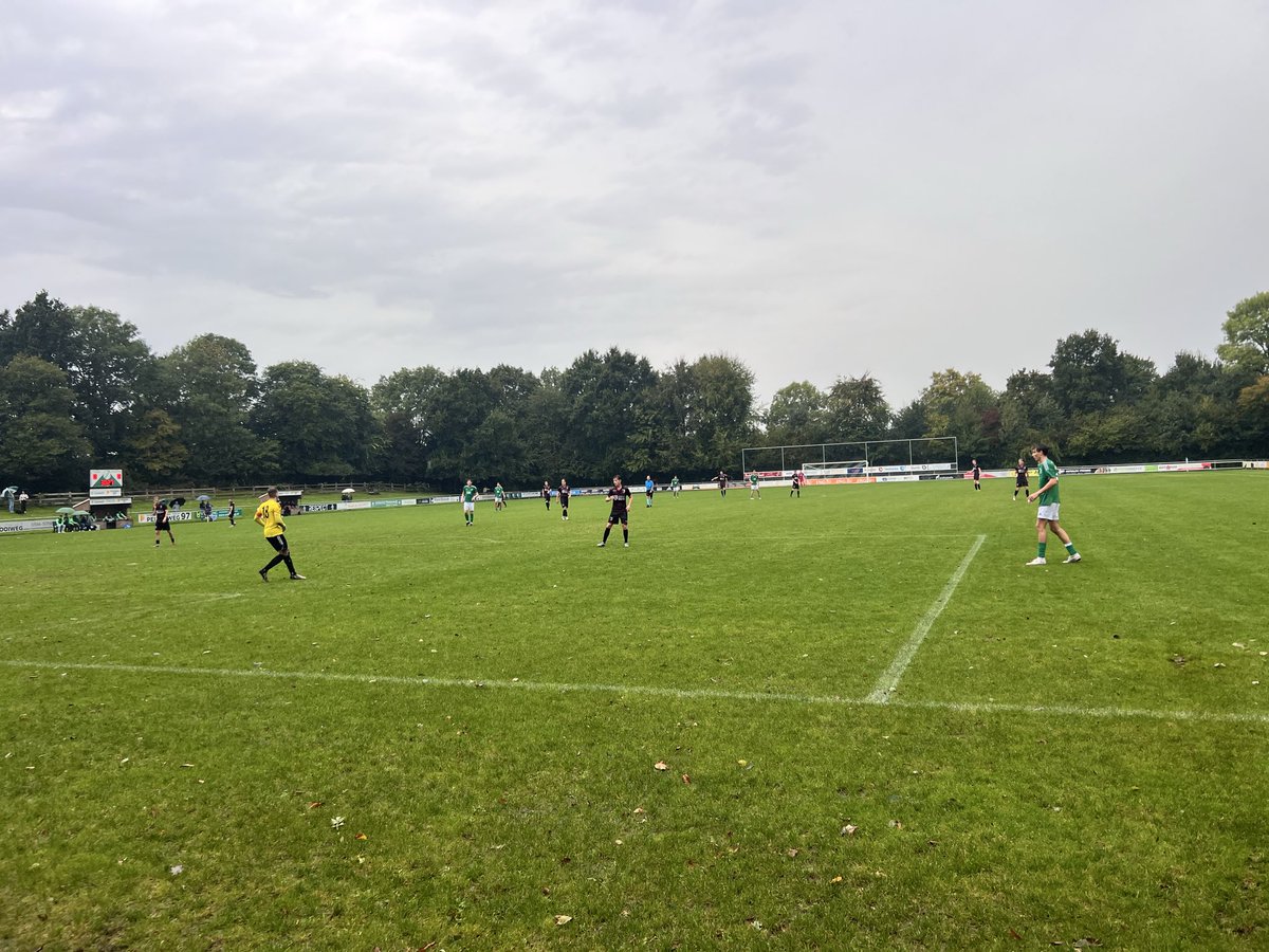 30. Stand nog 0-0. Nog weinig kansen. Net als op vele velden in Noord-NL regent het ook in Zuidhorn

#BEQZUI | 0-0